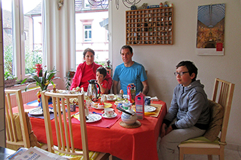 Dunja mit Familie beim Frühstück
