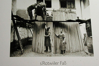 Fassbauer bei der Arbeit (historisches Foto)